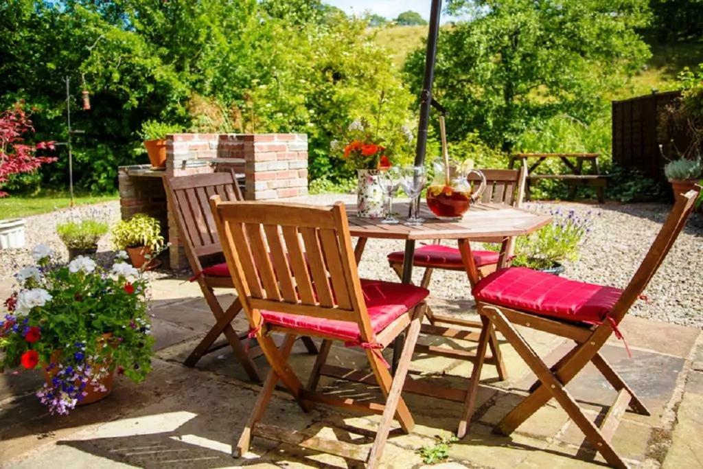 River Cottage@Cwm Mill - Riverside Family Holidays In The Black Mountains Hereford Exterior photo
